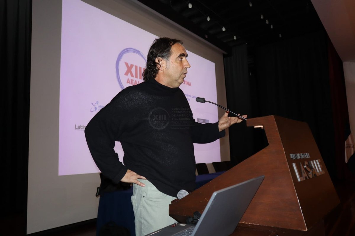 Xavier Arrizabalo agitó la sala con una ponencia demoledora: habló de la crisis crónica del capitalismo, la dislocación del mercado mundial y la destrucción de fuerzas productivas. ¿Qué hacer? Esa es la pregunta urgente. #CongresoEconomistas2025