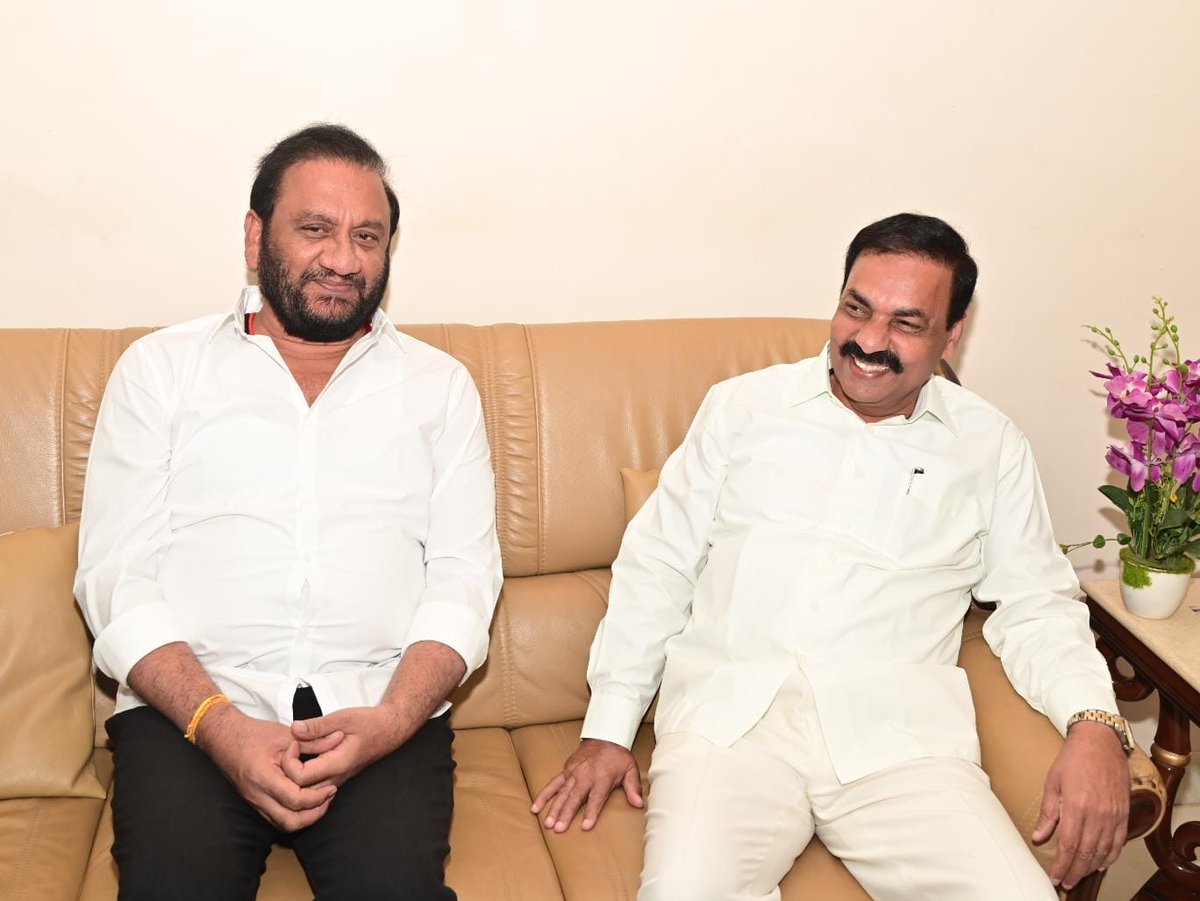 NallapareddyR's tweet photo. మాజీ మంత్రివర్యులు జిల్లా పార్టీ అధ్యక్షులు కాకాణి గోవర్ధన్ రెడ్డి గారిపై అక్రమ కేసు బనాయించిన నేపథ్యంలో వారికి సంఘీభావం తెలుపుతూ కోవూరు నియోజకవర్గంలోని ముఖ్య నాయకుల తో కలిసి నేడు వారి నివాసంలో కాకాణి గోవర్ధన్ రెడ్డి గారితో భేటీ అవ్వడం జరిగింది.

#CBNFailed #FakeTDP #TDPGoons https://t.co/EgPQyyK1zi