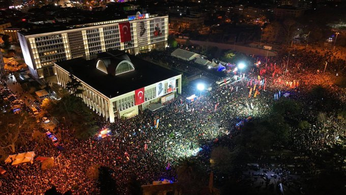 ajans_muhbir's tweet photo. Sözcü Yazarı Güney Öztürk:

“Z kuşağı deniyor ya, gerçekten çok farklılar. 

Milliyetçi ama ülkücü değiller. Muhafazakâr ama ümmetçi değiller.
Devrimci ama sosyalist değiller.
Demokrat ama uzlaşmacı değiller.  
Hepsi Atatürkçü. 

Çoğu ‘Kürt açılımına’ sıcak bakmıyor. Ümit Özdağ ve Muharrem İnce’ye övgü var. Ama sonuçta herkes Ekrem İmamoğlu’cu.”