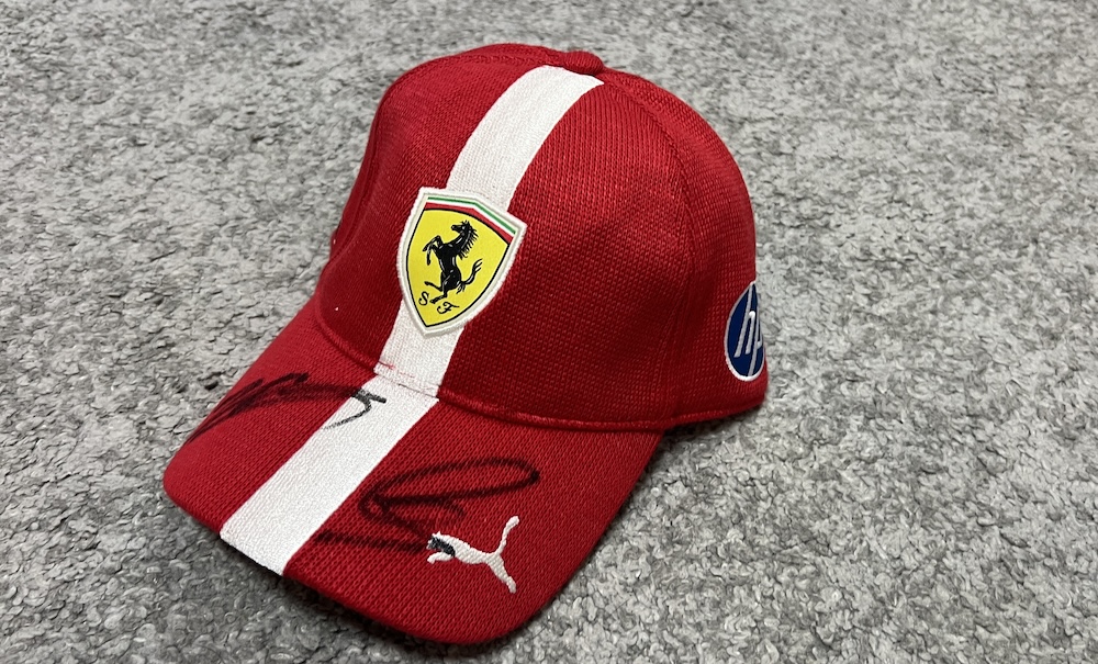 直筆サイン入りキャップ ハミルトン＆ルクレール Ferrari 2025年