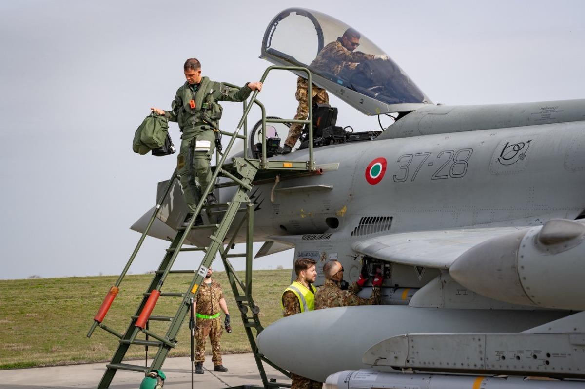 NATO_AIRCOM's tweet image. 🇮🇹 Air Force will assume #NATO’s enhanced Air Policing mission in 🇷🇴, taking over from the 🇪🇸 Air Force to secure Allied Airspace along the Alliance’s Southeastern flank

🇮🇹 Eurofighters &amp;amp; 🇷🇴 F-16s will safeguard the Romanian airspace 24/7

Read more: ac.nato.int/archive/2025-2…