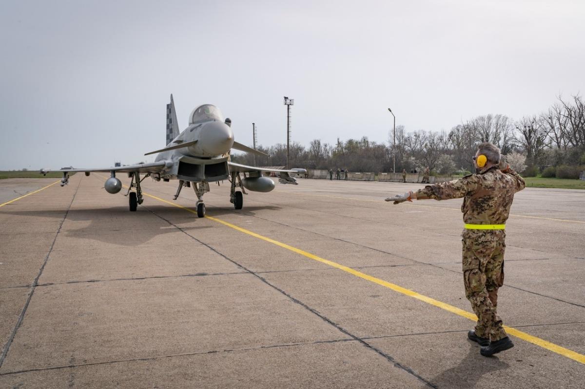 NATO_AIRCOM's tweet image. 🇮🇹 Air Force will assume #NATO’s enhanced Air Policing mission in 🇷🇴, taking over from the 🇪🇸 Air Force to secure Allied Airspace along the Alliance’s Southeastern flank

🇮🇹 Eurofighters &amp;amp; 🇷🇴 F-16s will safeguard the Romanian airspace 24/7

Read more: ac.nato.int/archive/2025-2…