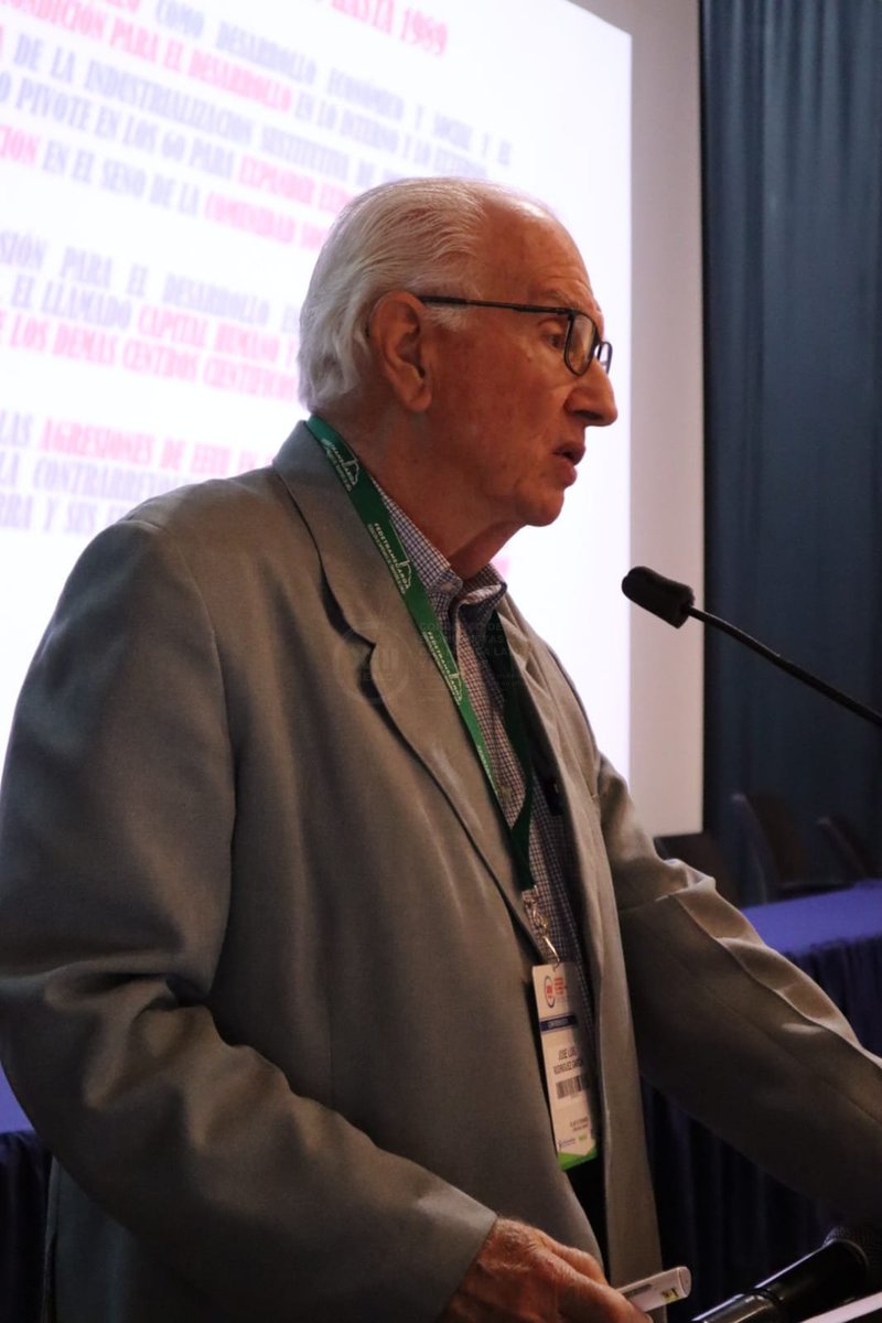 CongresoAEALC's tweet photo. José Luis Rodríguez habló sin rodeos: construir el socialismo en Cuba ha sido un proceso tenso, lleno de desafíos, pero también de aprendizajes. Su análisis, riguroso y frontal, dejó claro que no hay recetas fáciles. #CongresoEconomistas2025 https://t.co/lu0VwAGSst