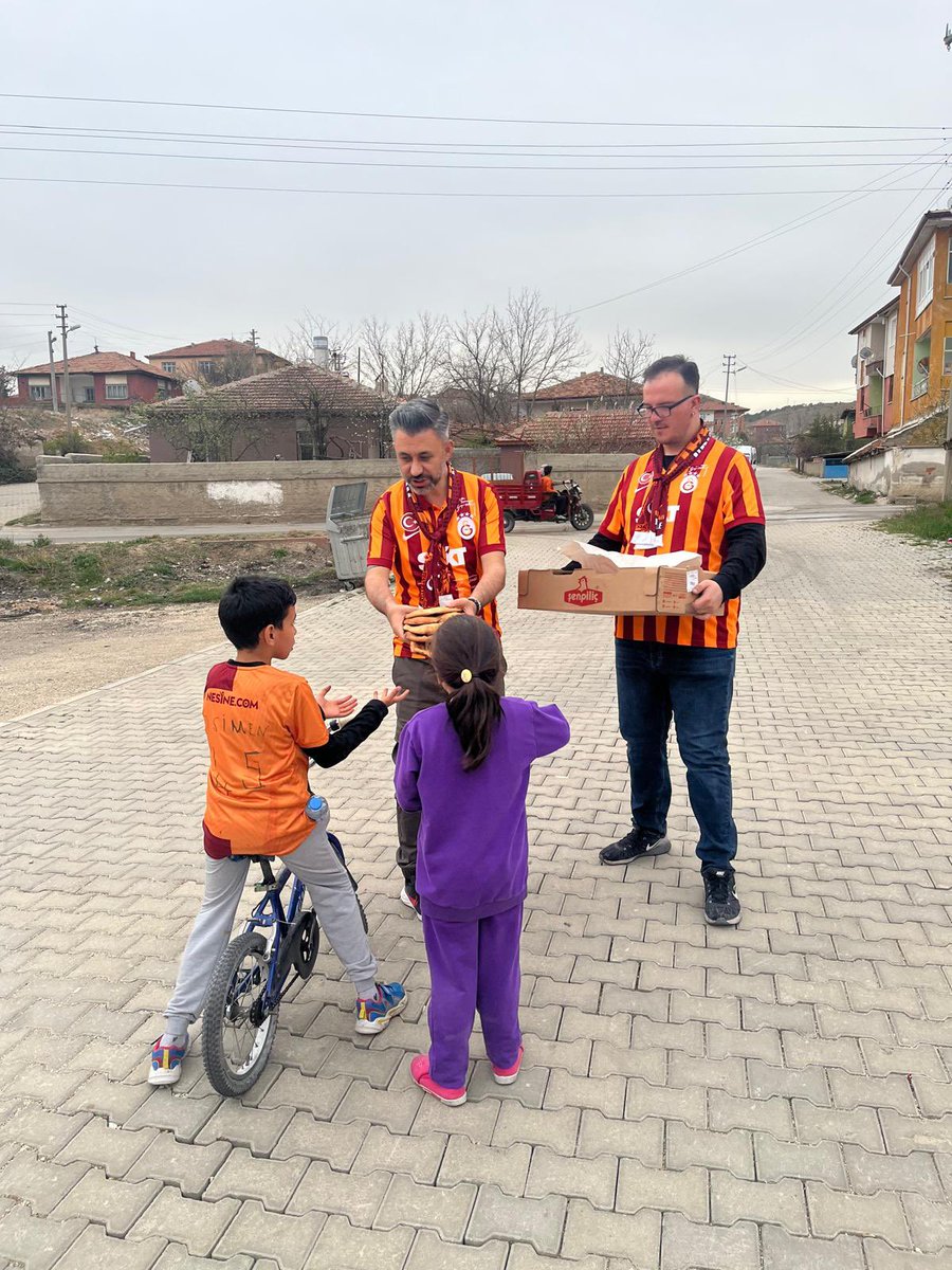 uAKirikkale7171's tweet photo. ultrAslan Kırıkkale ailesi olarak Kadir Gecesin de ihtiyaç sahipleri ailelerimize 100 adet ramazan pidesi dağıtımı yapılmıştır. Ramazan demek paylaşmak demektir. #BirYardımBinMutluluk #uAYurtiçi #uAKırıkkale https://t.co/OdmGoFkMaU