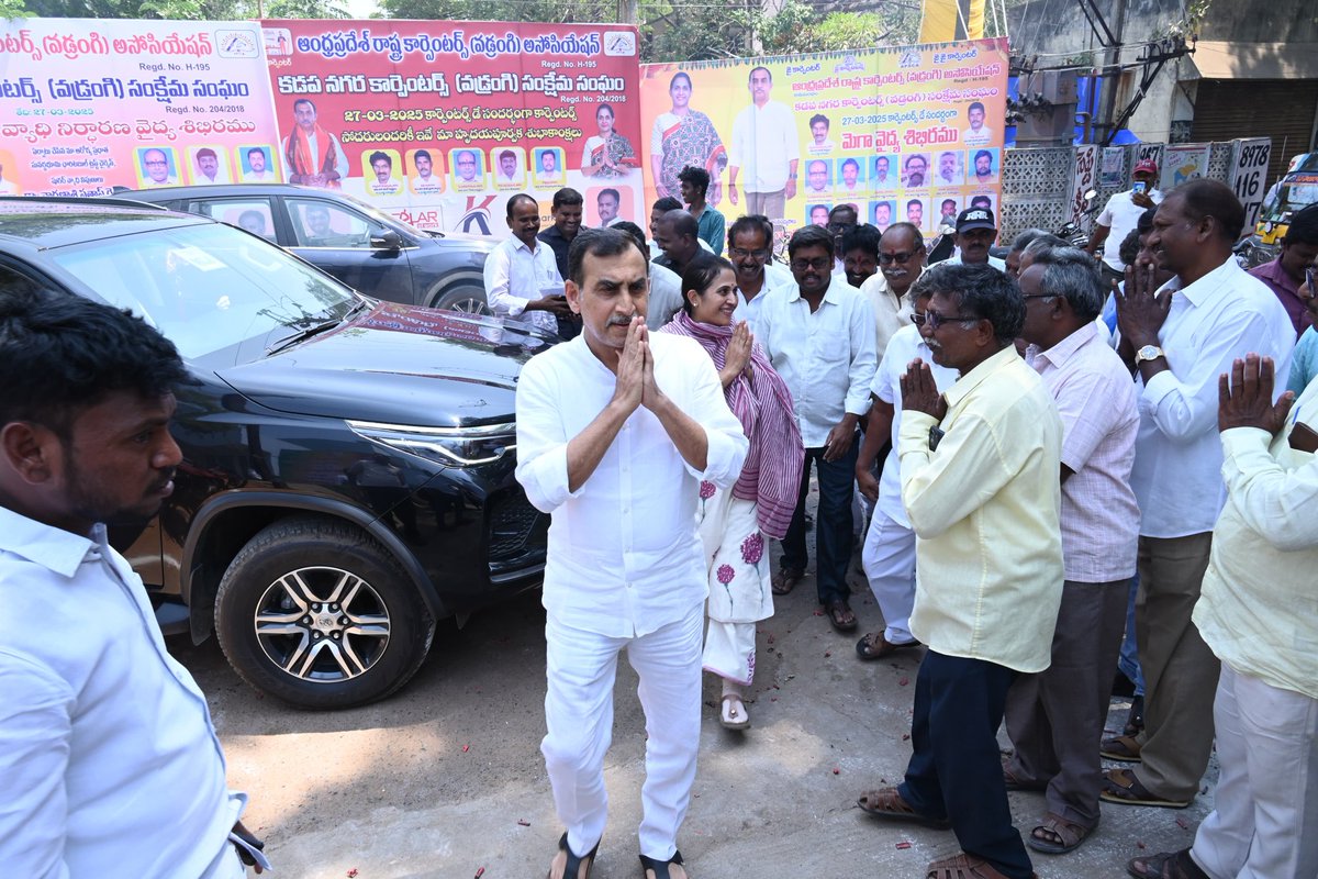 ReddeppagariSVR's tweet image. నేను కడప నగరంలోని ప్రెస్ క్లబ్ లో కార్పెంటర్స్ డే సందర్భంగా కార్పెంటర్ అసోసియేషన్ వారు ఏర్పాటుచేసిన మెగా వైద్య శిబిరం మరియు ఉచిత గుండె పరీక్ష కార్యక్రమాన్ని రాష్ట్ర ప్రభుత్వ విప్ మరియు కడప ఎమ్మెల్యే రెడ్డప్పగారి మాధవి గారితో కలిసి ప్రారంభించడం జరిగింది.
#kadapa #kadapadevelopment