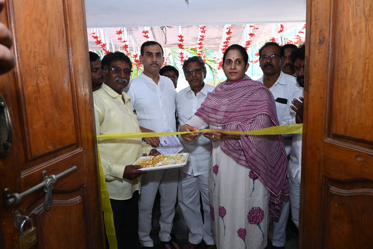 ReddeppagariSVR's tweet image. నేను కడప నగరంలోని ప్రెస్ క్లబ్ లో కార్పెంటర్స్ డే సందర్భంగా కార్పెంటర్ అసోసియేషన్ వారు ఏర్పాటుచేసిన మెగా వైద్య శిబిరం మరియు ఉచిత గుండె పరీక్ష కార్యక్రమాన్ని రాష్ట్ర ప్రభుత్వ విప్ మరియు కడప ఎమ్మెల్యే రెడ్డప్పగారి మాధవి గారితో కలిసి ప్రారంభించడం జరిగింది.
#kadapa #kadapadevelopment