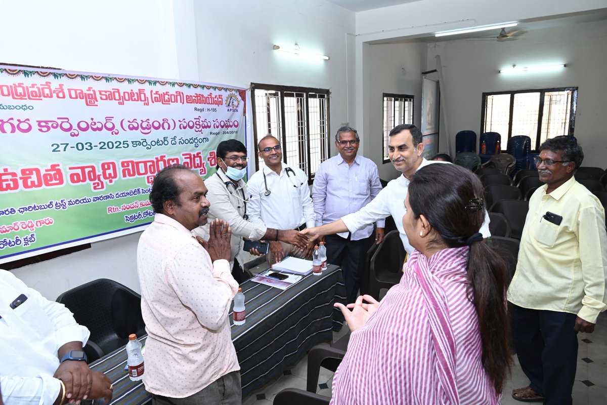 ReddeppagariSVR's tweet image. నేను కడప నగరంలోని ప్రెస్ క్లబ్ లో కార్పెంటర్స్ డే సందర్భంగా కార్పెంటర్ అసోసియేషన్ వారు ఏర్పాటుచేసిన మెగా వైద్య శిబిరం మరియు ఉచిత గుండె పరీక్ష కార్యక్రమాన్ని రాష్ట్ర ప్రభుత్వ విప్ మరియు కడప ఎమ్మెల్యే రెడ్డప్పగారి మాధవి గారితో కలిసి ప్రారంభించడం జరిగింది.
#kadapa #kadapadevelopment