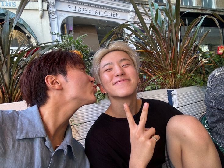 lovrehani's tweet photo. I LOVE THIS PIC SO MUCH THEY'RE THE CUTEST ☹️🤍 https://t.co/eZ9cXnk2jT