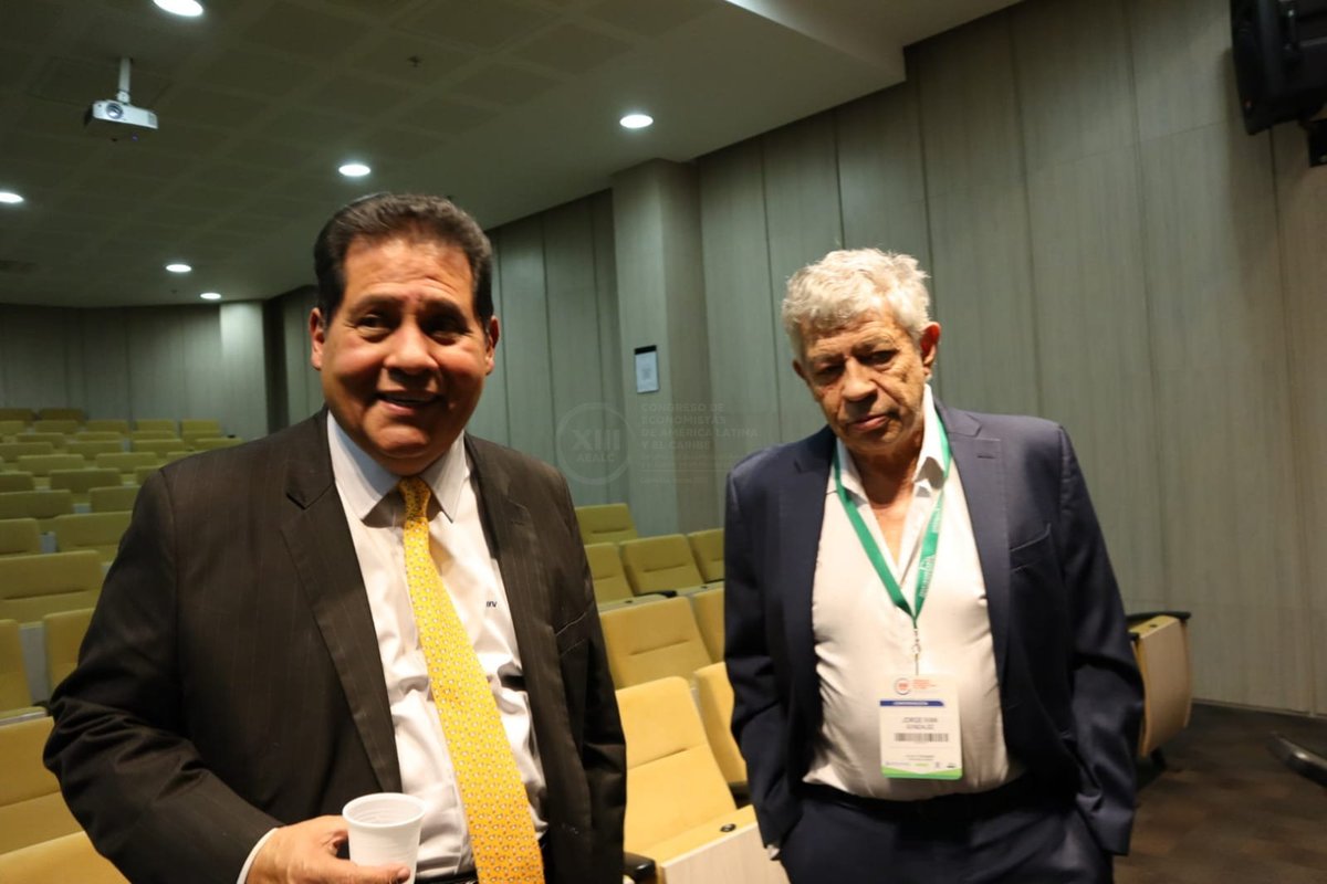 “Dramático”: así definió Jorge Iván González el panorama fiscal del país. La deuda pública ya roza el 60% del PIB. La regla fiscal está en jaque y 2025 exige respuestas urgentes. El panel sobre política fiscal del #CongresoEconomistas2025 puso los puntos sobre las íes.