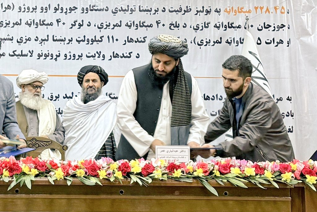 HafizUmari313's tweet photo. نن‌ ورځ
د عامه او خصوصي مشارکت او حکومتي بودیحې له لارې تمویل شوي د برېښنا لس پروژې، چې مجموعي ارزښت یې 20شل ملیارده، 7 سوه او څه باندې 52 پنځوس ملیونه،افغانۍ دی، لاسلیک شوې.

یادو پروژو کې له کجکي څخه تر کندهار پورې د ۱۱۰ کیلو ولټ برېښنایي مزو او د زابل او کندهار ترمنځ د برېښنا لېږد پروژې پاتې کارونه بشپړول او په سب سټېشنونو کې د SVC سیسټمونو نصب هم شامل دي.