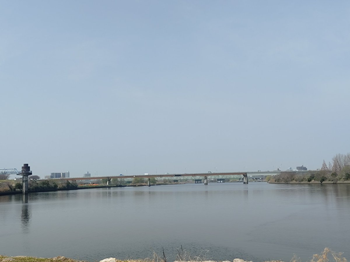 Xi9Gps's tweet image. 雄大な川を見てると大らかな心になれる感じがする、ひととき。

高く強く　DO IT
もういいや関係ねぇ
とどのつまり生きて行くように出来てる
そんなIt's my life
#Itsmylife
#宮本浩次
#エレファントカシマシ 
水門の見えるところで「No more cry」を聴いて、AL「昇れる太陽」を聴きながら帰りました。