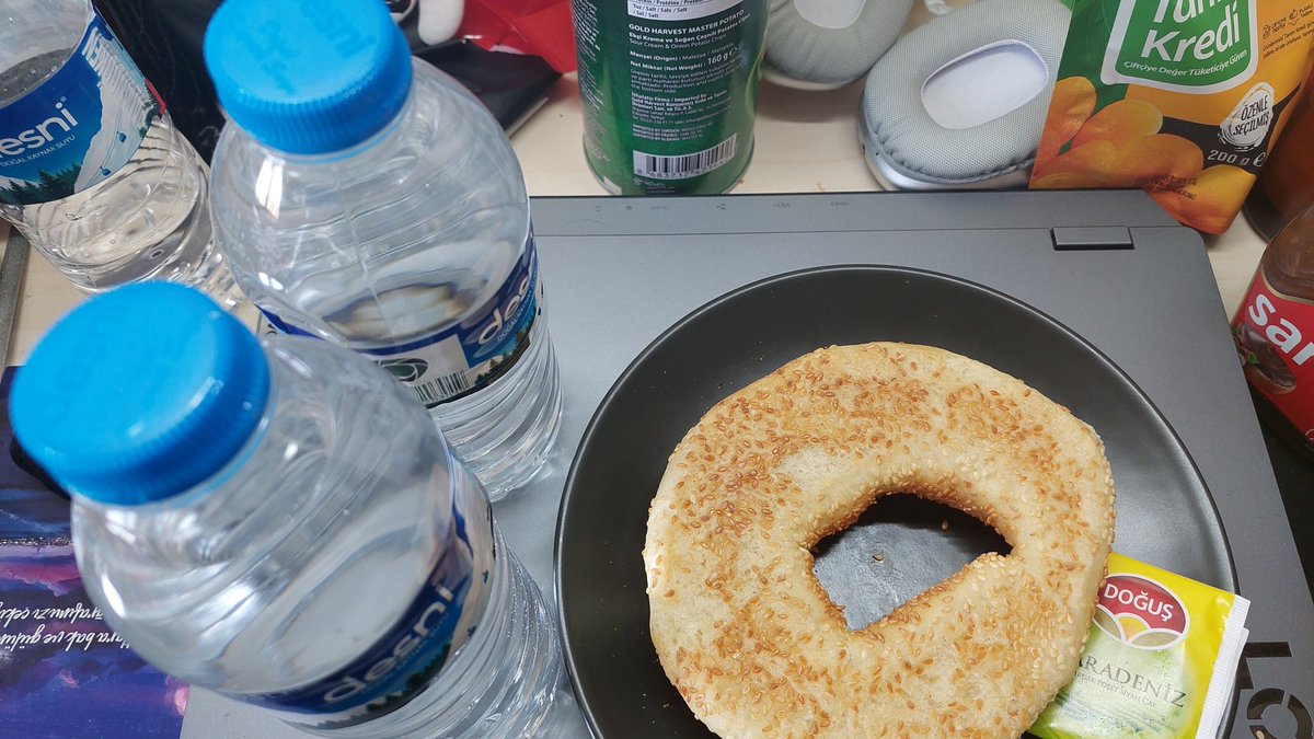 SurvAlev's tweet photo. Bu gün Kyk kahvaltısının menüsü: Ramazan dolayısıyla 2 tane su veriyorlar bir tane açma bir tane de poşet çay. Her sabah kahvaltısında hakkımız olan ekmeğimi almak istediğimde görevli abla "al gotur" kahvaltısı aldığım için ekmek alamayacagimi söyledi. Halbuki hep alıyordum. https://t.co/DPgv311YZN