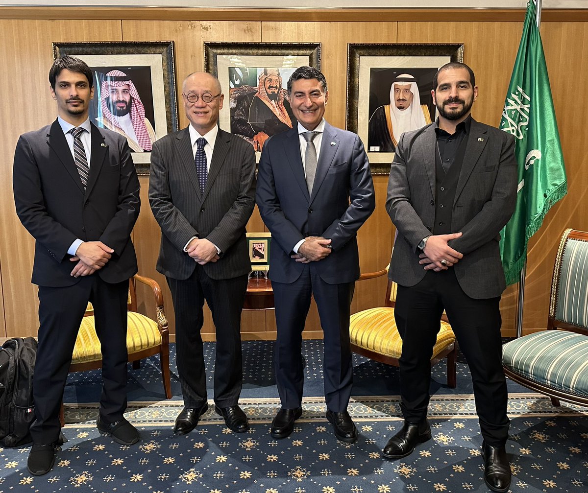 ガーズィー・ビン・ザグル大使は、大使館の職員と共に、岩井文男　在エジプト日本国大使の表敬訪問を受けました。岩井氏は前在サウジアラビア日本国大使であり、今回の訪問を通じて、サウジアラビアと日本の友好関係の深さがあらためて示されました。

#日サ関係
#サウジアラビア_日本
#サウジアラビア