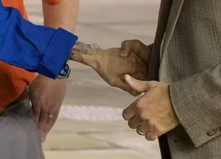 Astronaut Williams, who has been in space for nine months, is directly shaking hands with NASA executives with a retention needle...