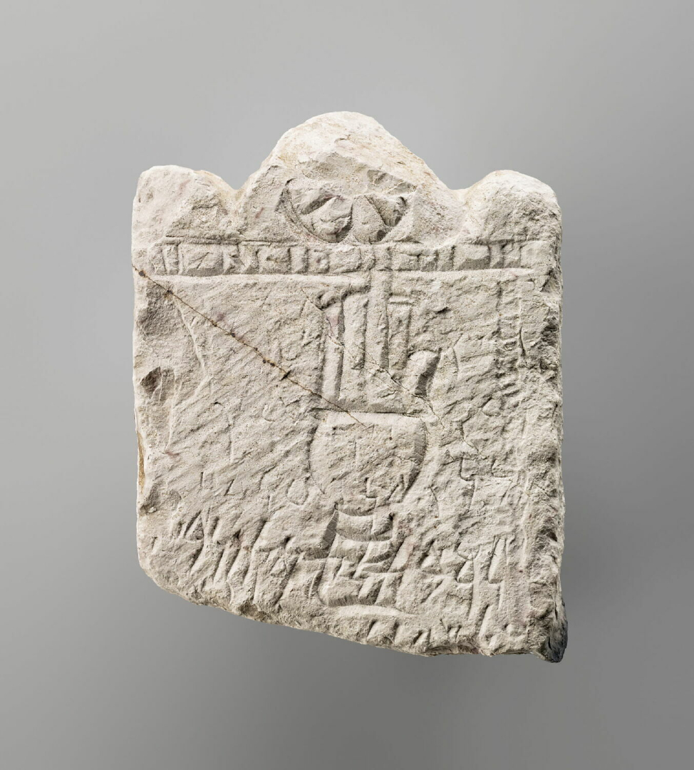 🏺 Estela púnica, de caliza (Cartago, III a. C.).

🔎 Presenta un frontón triangular con acróteras, una rosetón en la parte inferior, metopas y triglifos, así como una mano sobre un muñeca adornada con brazaletes. Inscripción dedicada a Tanit y Baal Hamon.

ℹ️ Museo del Louvre.