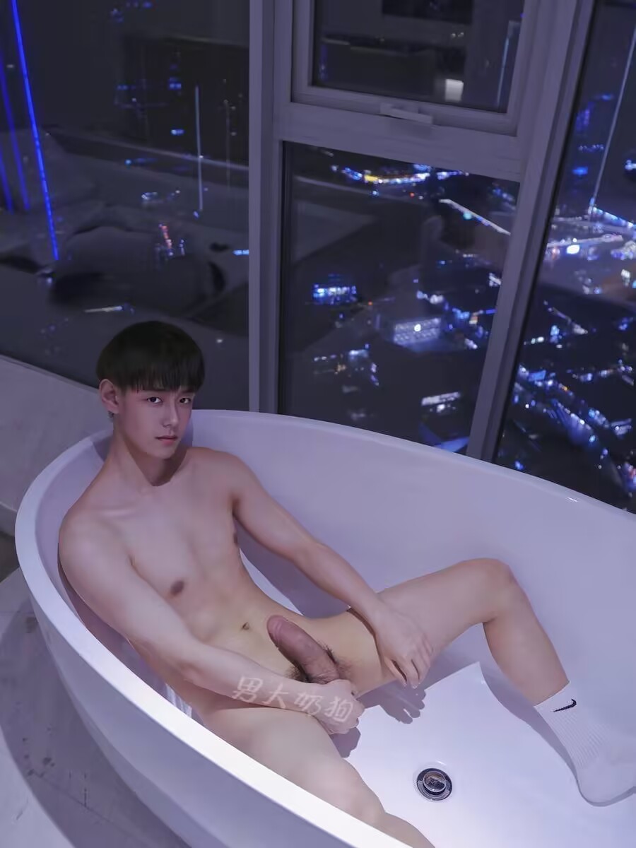 闲下工作可以来含着我的大鸡吧充能量，把你的逼操翻操爽你才能容光焕发。
#年下攻 #面基 #来打招呼