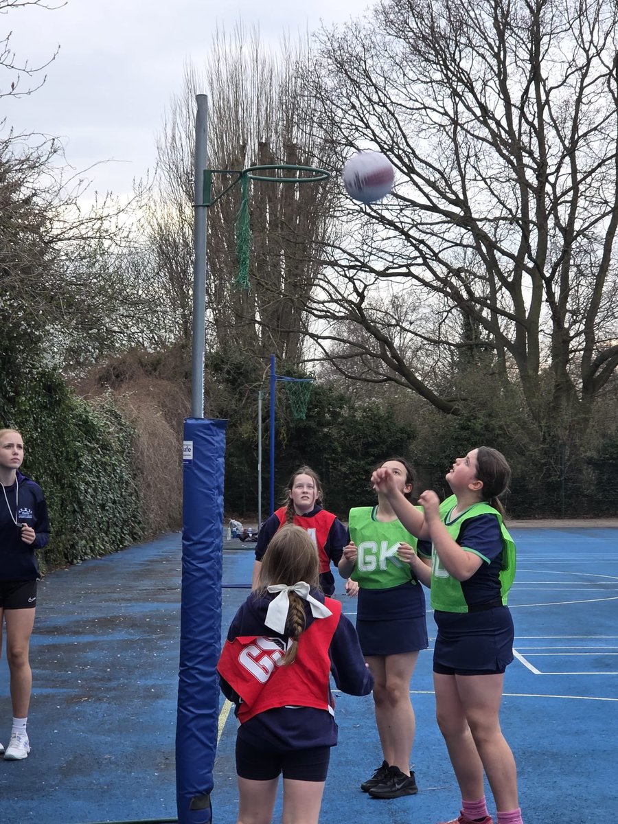 HuntsSSP's tweet image. Huge thank you to our amazing Year 9 Sports Leaders from @LongsandsPE who umpired Tuesday’s Year 5/6 Bee Netball Tournament. 👏👏

They are back in action again next week at the Priory County Cross Country. 👌 #umpire #sportsleaders