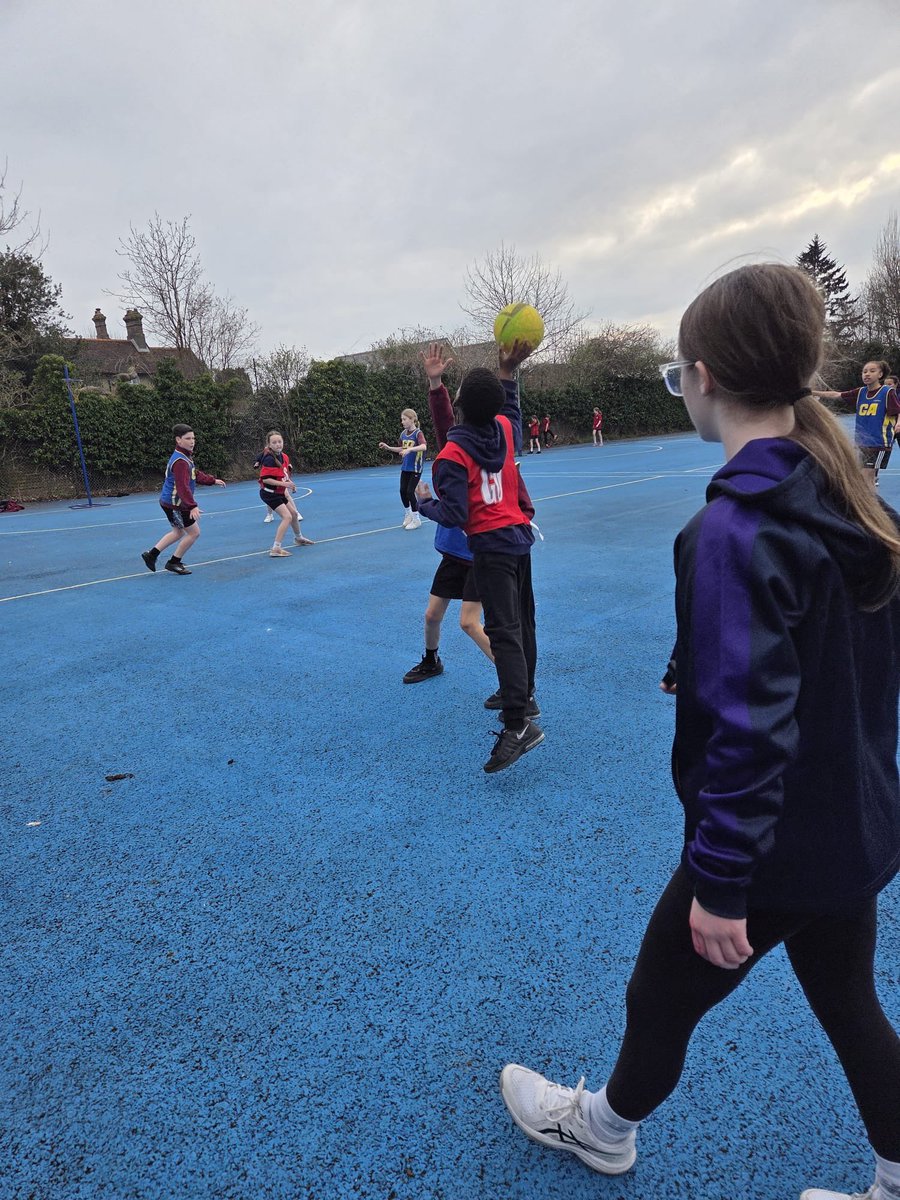 HuntsSSP's tweet image. Huge thank you to our amazing Year 9 Sports Leaders from @LongsandsPE who umpired Tuesday’s Year 5/6 Bee Netball Tournament. 👏👏

They are back in action again next week at the Priory County Cross Country. 👌 #umpire #sportsleaders