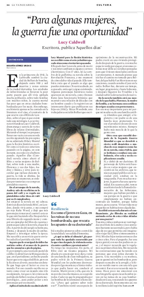 xacobeus's tweet photo. Hoy, en @LaVanguardia por @begogomezurzaiz, 'Aquellos días' de Lucy Caldwell (@beingvarious). "Para algunas mujeres, la guerra fue una oportunidad." Publica @CatedralBooks. Gracias a @ignasifont por la fantástica cubierta. https://t.co/fnuwJzew74