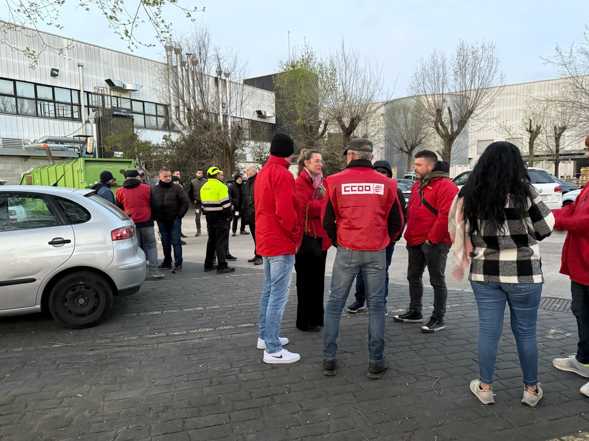 FICCOOCat's tweet photo. 📢 Nova jornada de vaga a Fragola Iberia!

Estem concentrats amb els treballadors i treballadores per exigir a l'empresa la retirada de l'ERO. 

NO a l'acomiadament de més de la meitat de la plantilla!
#NoEroAFragolaIberia https://t.co/heT9VBRKeF