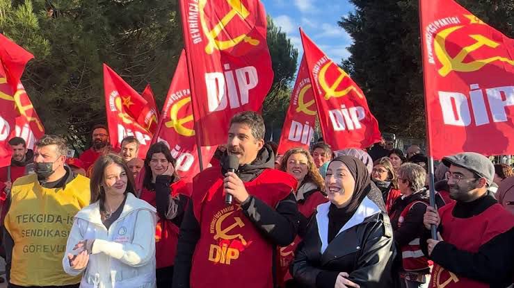 Yazarımız ve Devrimci Marksizm Kolektifi üyesi Levent Dölek az önce tutuklama talebiyle mahkemeye sevkedildi!

Levent yoldaşımız herhangi bir kanuna muhalefet ettiği için değil, istibdada boyun eğmediği, her daim işçilerin, emekçilerin ve ezilenlerin yanında olduğu, emperyalizme