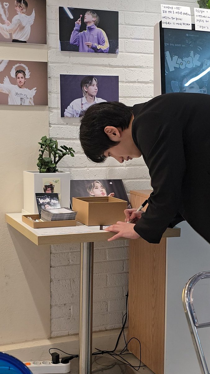 _rizi_n_vvs's tweet photo. 성국이 생일을 함께 축하하는 기분 들어서
진짜 너무 좋았다...💜💙
우리 막내들이 이렇게 기특해여... 
성국아 진심으로 생일 축하해🎉
😊 
#너와_나의_꾹데이 https://t.co/WzQa35fiN0