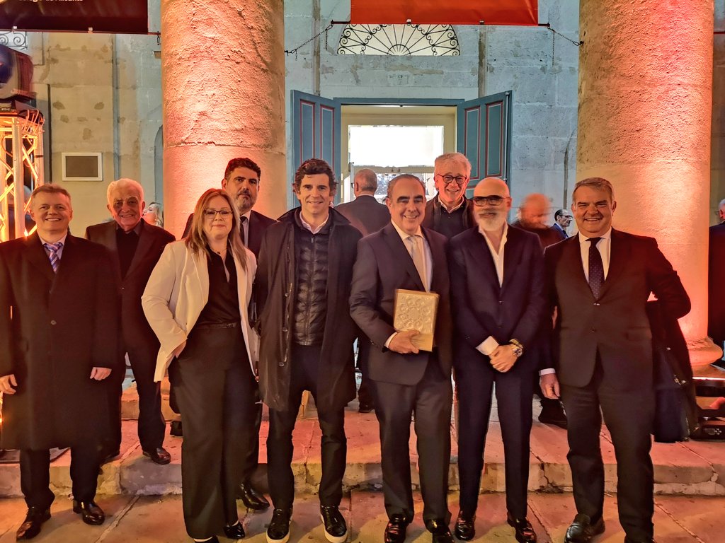 Orgullosos y agradecidos por el premio recibido anoche del <a href="/Economistas_ALC/">Colegio Oficial de Economistas de Alicante</a> por nuestro impulso al conocimiento económico
Enhorabuena al resto de galardonados <a href="/grupocox/">Cox</a> <a href="/ContraCancerALC/">Asociación Contra el Cáncer ALICANTE</a> <a href="/andres_pedreno/">Andrés Pedreño Muñoz</a> Francisco Borja y Pablo Hernández de Cos