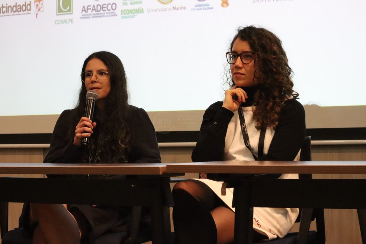 CongresoAEALC's tweet photo. ¿Qué tan seria puede ser la economía en TikTok o Instagram? En el #CongresoEconomistas2025,  creadores como @Danirodice, @manuelaaduanera  y Laura Olarte @MasColombia_  y @EconomiaPipol  discutieron el papel de las redes en la educación económica. ¿La pipol sí entiende? https://t.co/NLRysxiPs9