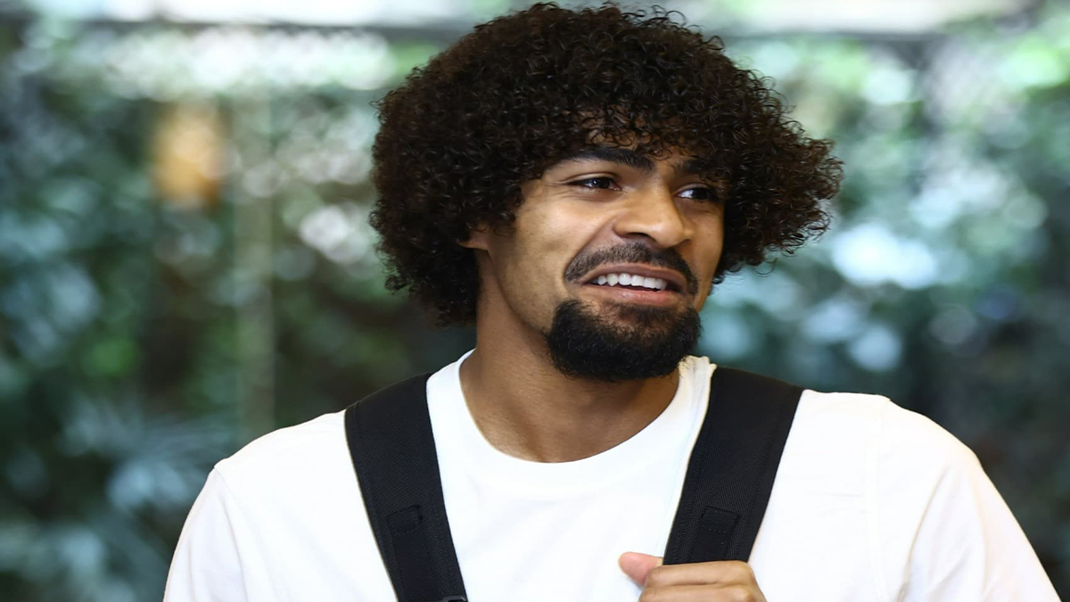 ম্যানচেস্টারের উদ্দেশে দেশ ছাড়লেন হামজা, ফিরবেন জুনে