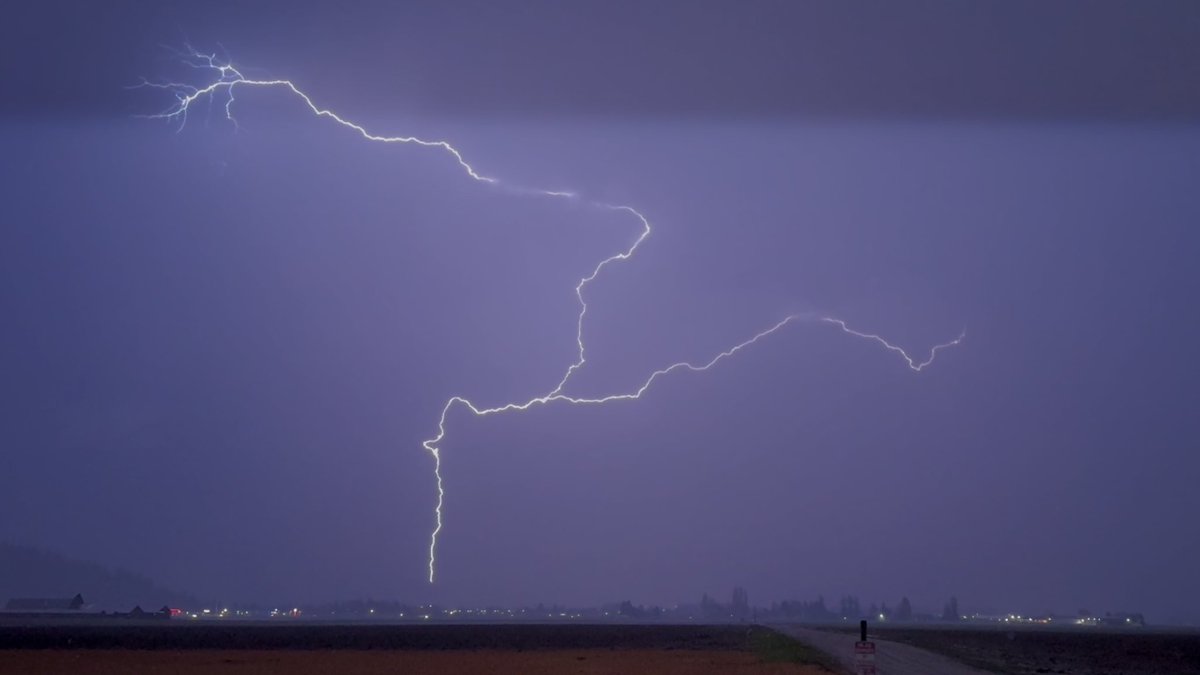 RyanVoutilainen's tweet image. Boo this is not a great pic, BUT:
YAY! it is upwards (ground to cloud) lightning! 🙌🏻 
Shot this evening over the #Skagit Valley looking south from Cook Rd looking SE toward Mt Vernon, WA!

#WAwx @ShannonODKOMO @RandySmall @wheeler244 @BenJurkovichWX @WhidbeyWXGuy @The_Weatherman2