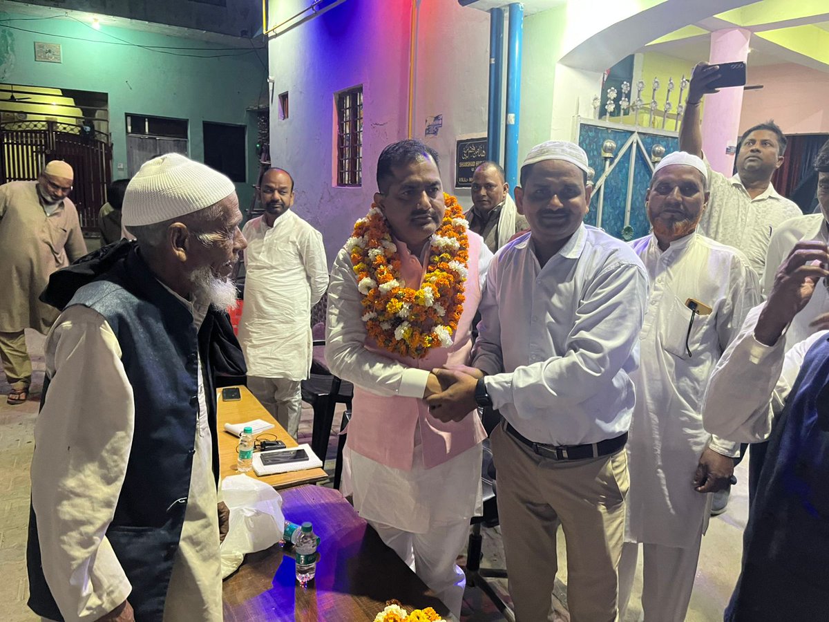 ramkishorbjp_'s tweet photo. मुरादाबाद ग्राम नूरपुर में ठाकुर रामवीर सिंह का आना हुआ जिसका जिस कार्य में उपस्थिति रही

 राम किशोर लोधी जी बृजेश लोधी और बबलू सिंह उपस्थित रहे यह प्रोग्राम इरशाद खान के घर पर हुआ निवास पर और माननीय विधायक जी
 ने लोगों की समस्याएं सुनी और सरकार

@RamveerSinghBJP @BJP4India https://t.co/HyjMkem2uI
