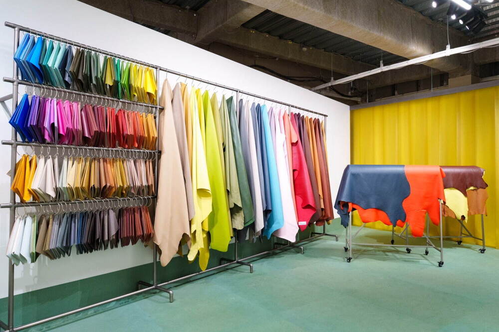 fashionpressnet's tweet photo. ロエベ初の大型展覧会「ロエベ クラフテッド・ワールド」展が原宿で、アトリエを“体感”できる展示や歴史を紐解く資料

スタジオジブリの世界観を表現したスペースや巨大な『ハウルの動く城』オブジェも - https://t.co/gDiDHRapJk https://t.co/IUW98n0D8o