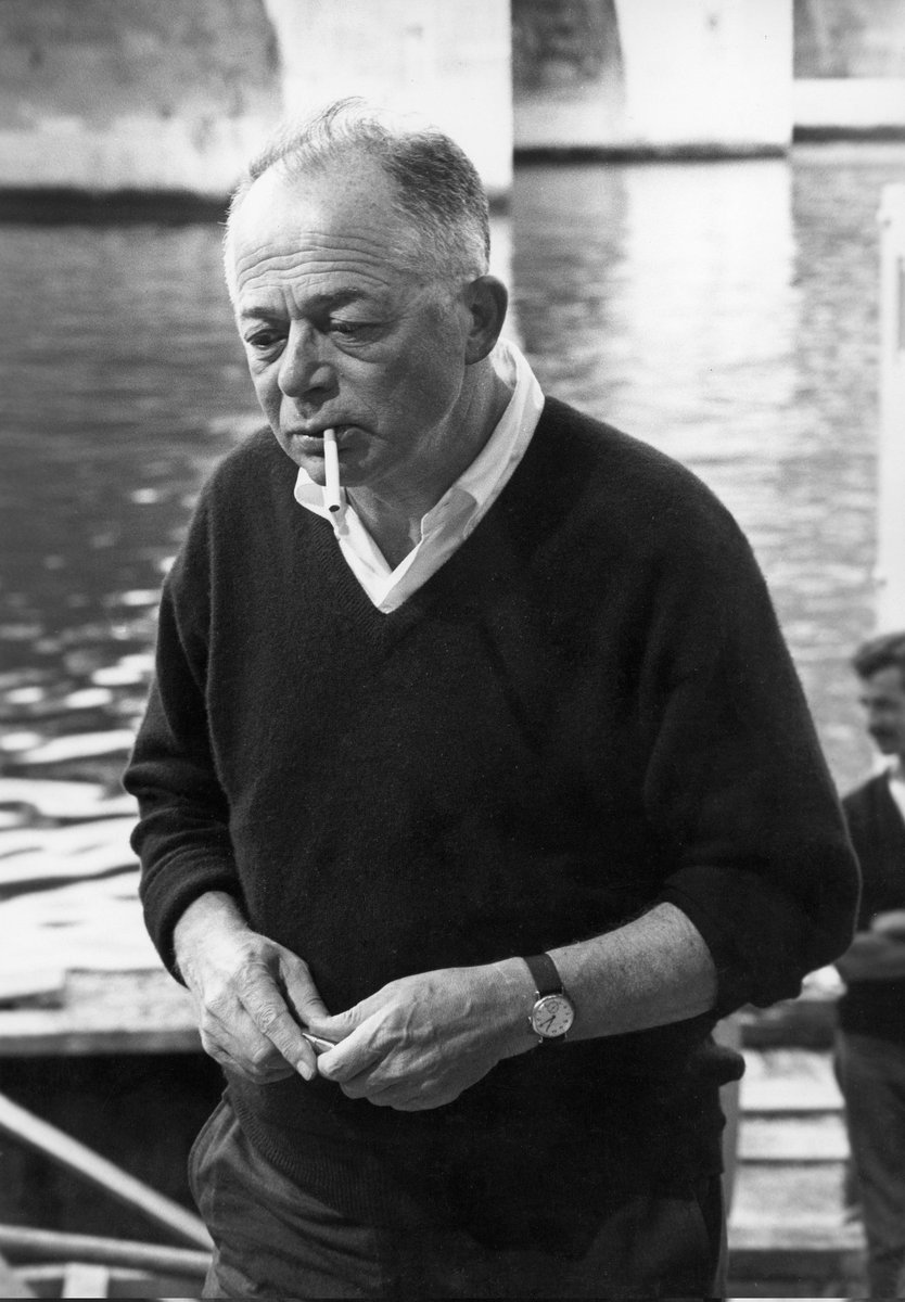 LugarCinema's tweet photo. Billy Wilder decía "Si el cine consigue que un individuo olvide por dos segundos que ha aparcado mal el coche, no ha pagado la factura del gas o ha tenido una discusión con su jefe, entonces el cine ha alcanzado su objetivo".

El fue un maestro en eso, capaz de crear obras que han perdurado en el tiempo.

Hoy se cumplen 23 años desde su fallecimiento, ¿Cuál es vuestra película favorita del director?