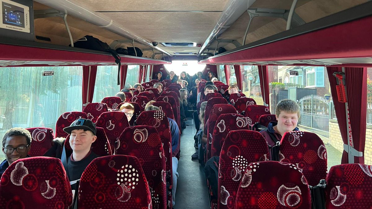 PATKingsSchool's tweet image. Year 9 on their way to Hull University for the Sparks trip!

Have a great day! ☀️ #UniLife @UniOfHull