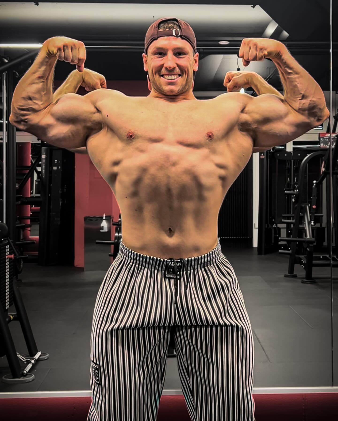 極端なボディービルダー Amazon.co.jp: kb568 IFBBボディービルダーミスター・オリンピア