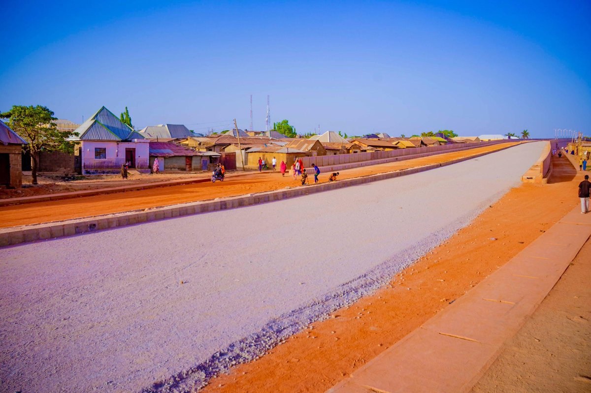 Abdool85's tweet image. UPDATE ON THE COMPLETION OF RABAH ROAD CONSTRUCTION PROJECT 

The ongoing construction of Rabah Road, connecting Arewa House to Rigasa Train Station, with overpass at Arewa House and Underpass at Nnamdi Azikiwe Bypass is progressing steadily. 

STATUS: Laying of stone base is…