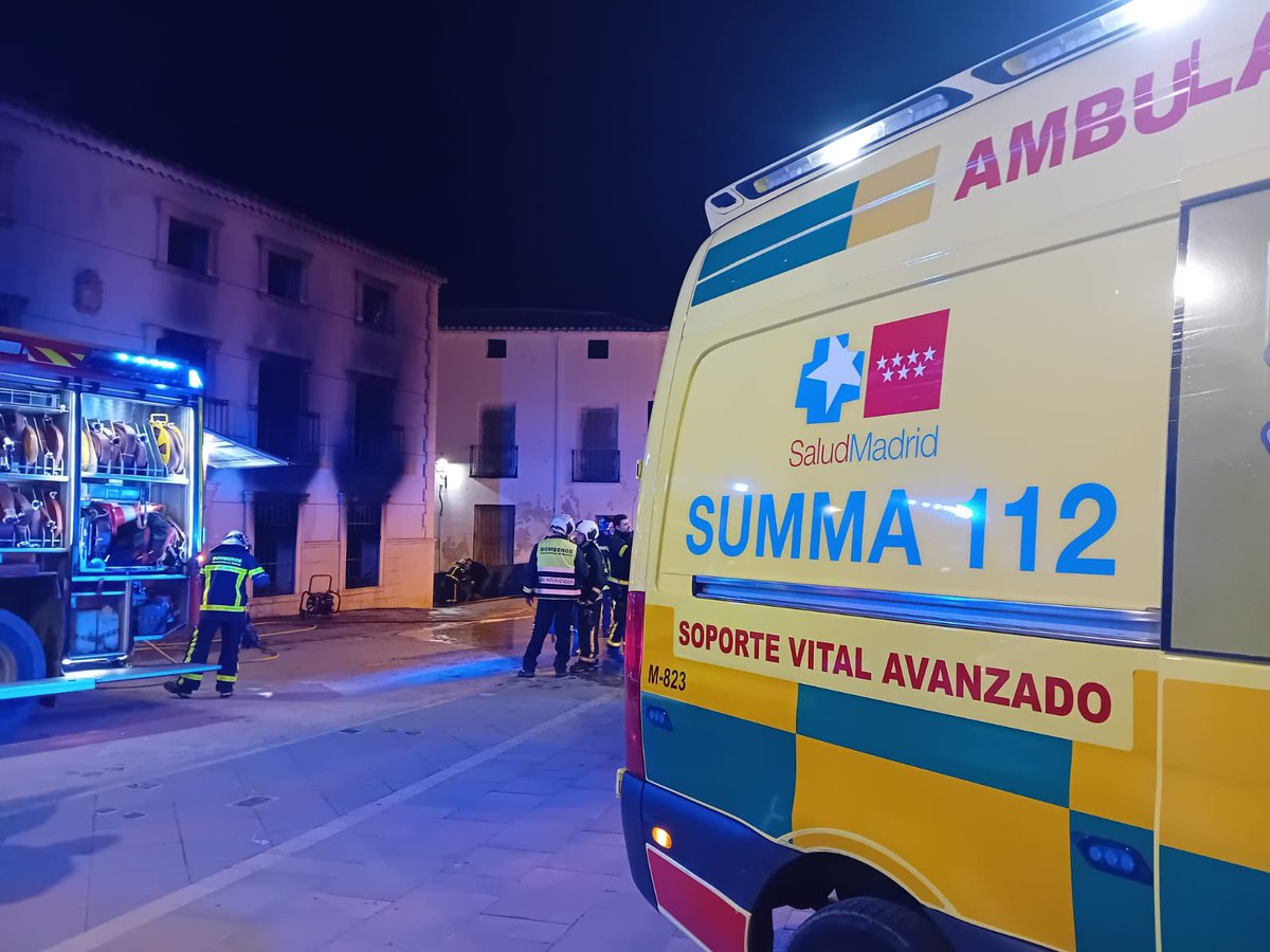 Los #BomberosCM han extinguido esta madrugada un incendio de vivienda unifamiliar y han rescatado del interior a 3 personas. 

📍Valdaracete.

El #SUMMA112 ha estabilizado e intubado a un hombre de 74 años, con quemaduras en el 40% del cuerpo. 

Investiga  <a href="/guardiacivil/">Guardia Civil</a>.