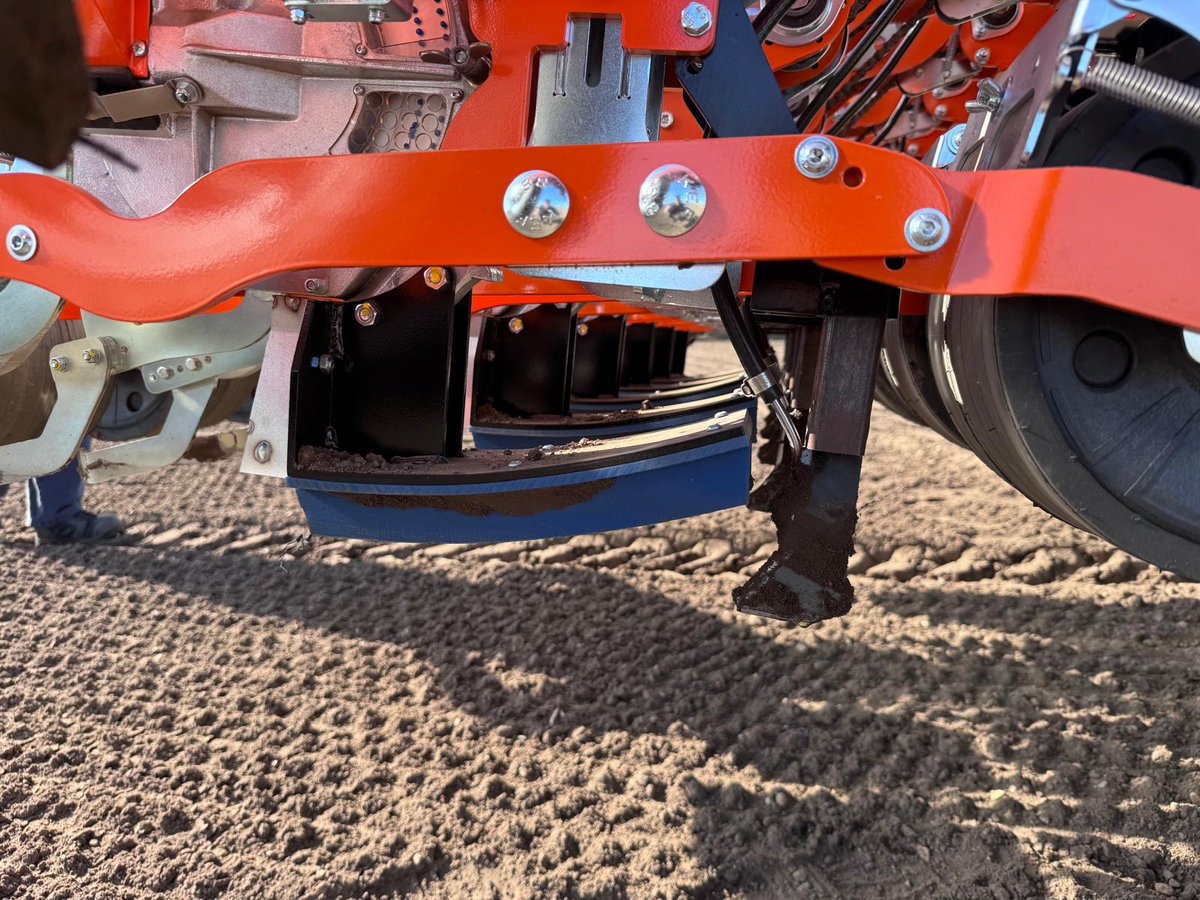 Another new Stanhay drill is on the go this spring. We caught up with this one drilling onions in sunny Norfolk!

#Onions #Norfolk #MadeGreatInBritain #PrecisionDrilling #PrecisionPlanting