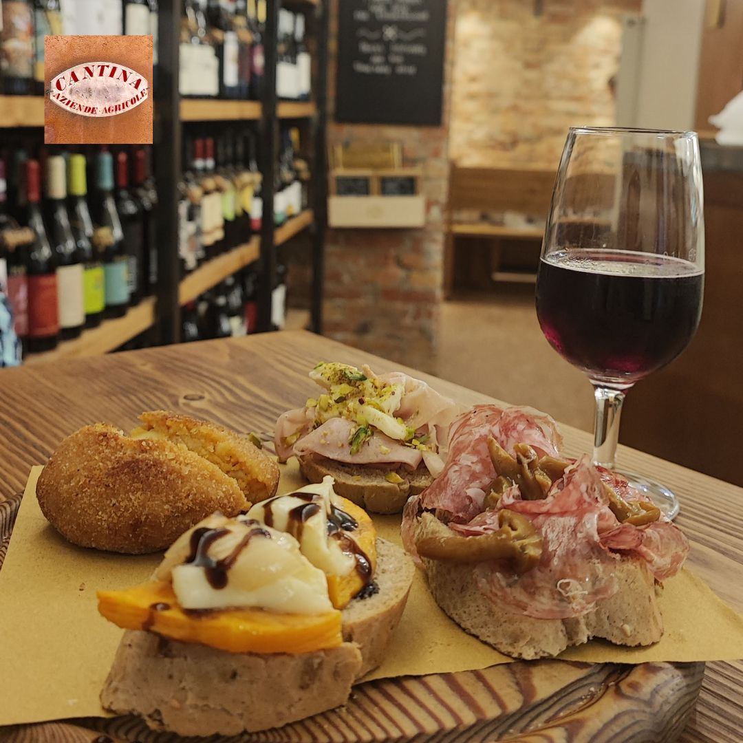AziendeCantina's tweet photo. 🍷✨ Stop everything! We are serious about our cicchetti here!
Cured meats, cheeses, golden meatballs and a glass of red to wash it all down. Who wants to join us for an aperitif at Cantina Aziende Agricole? 😍

#CicchettiTime #VeneziaDaGustare #CantinaAziendeAgricole https://t.co/Rv3kHDBftm