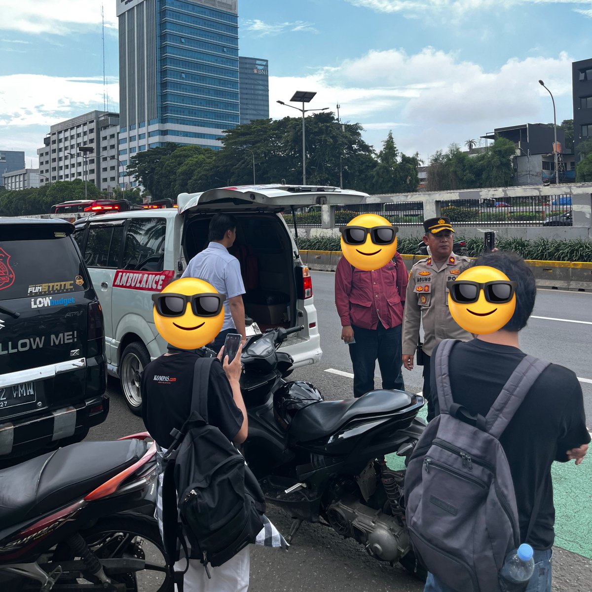 NCTzen Humanity & Help Indonesia (@nctzenhumanity) on Twitter photo 🚨ALERT🚨
Aparat mulai menggeledah ambulance yang disediakan oleh NCTzen Humanity, takut banget kayaknya pak!
<a href="/barengwarga/">Bareng Warga - #IndonesiaGelap</a>
#TolakUUTNI #CabutUUTNI 🚨ALERT🚨
Aparat mulai menggeledah ambulance yang disediakan oleh NCTzen Humanity, takut banget kayaknya pak!
<a href="/barengwarga/">Bareng Warga - #IndonesiaGelap</a>
#TolakUUTNI #CabutUUTNI