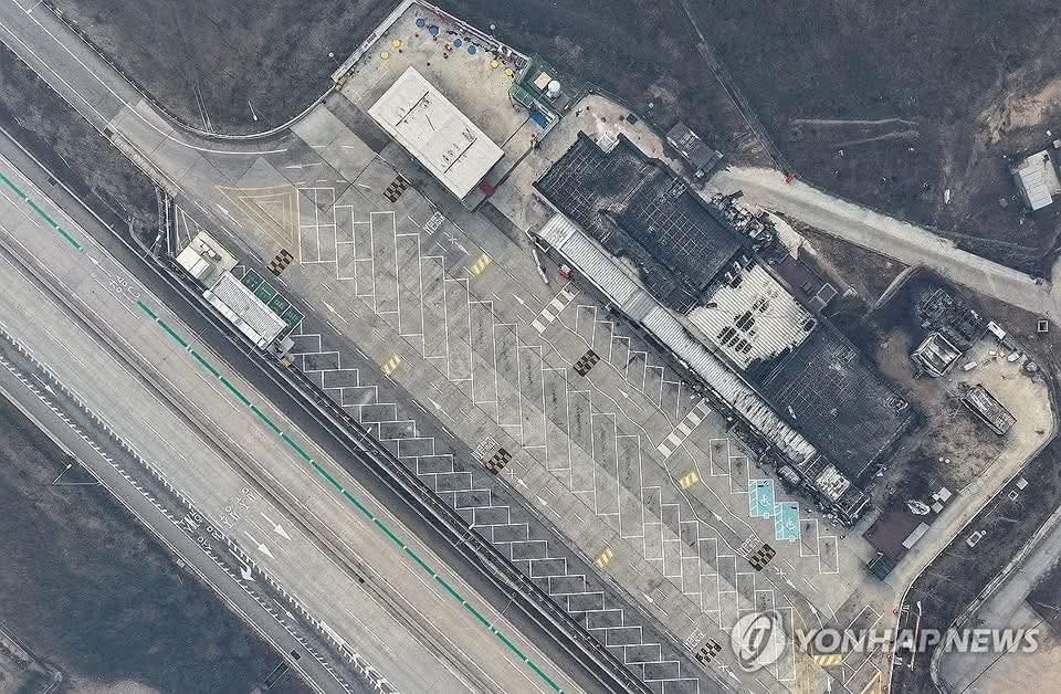 🇰🇷 2025/3/27-ны  "청송휴게소" Чонгсунг түр буудаллах газрын  зураг😭😭
Хурдны замын амралтын зогсоол ... 
хоёр чиглэл нь 2лаа ойн түймэрт шатсан ...
Ядаж өнөөдөр бүр илүү хүйтэн салхитай байдаг.