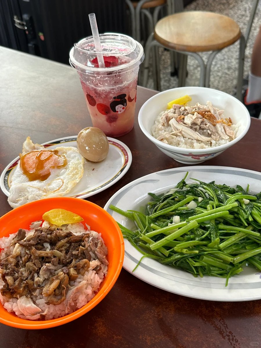 cleliverm's tweet image. 朝早く同僚は私を連れて来て軽食から地で(チキンライス)を食べますああお腹がとてもいっぱいです! 👍 
#台湾チキンライスです
#台湾グルメです