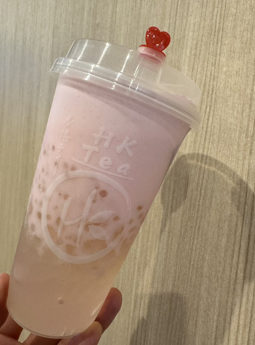 oo79864432's tweet photo. HK Tea 香港ティー 🛟 川越  4回目  😆

1月中旬以来。
春限定↓
桜スペシャル🌸⚡️＋蜂蜜タピオカ 680円
タピオカはサービスしてくれた🙇
タピ中粒弾力系、サゴも入ってる。
桜味あるチーズクリームとゼリーが超美味〜 上に桜の花びら塩漬けも。
BGMピアノ曲🎹居心地よいです🌱
#hktea #香港ティー #川越 #クレアモール