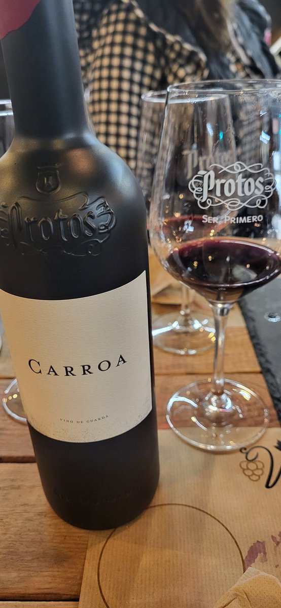 DavidGTato's tweet photo. #Vinoteando 🍷

Ya luego dos vinazos que me vuelven loco, el 9 meses y el 27, y terminamos con el vino de guarda Carroa
Excelente como siempre la atención de Marcos y Chus de @marcosAvendimia
#Protos9Meses #Protos27 #Carroa
#Tempranillo 🍇
#Protos #Peñafiel #RiberaDelDuero https://t.co/xTsi2mkTRN
