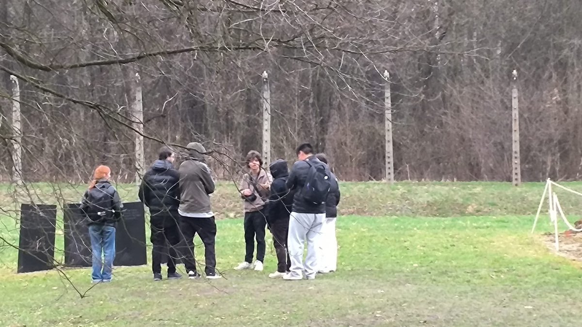 DBA1010's tweet image. Avui,els estudiants de @jesuitesFP #jesuïtessarrià tenen temps personal a BIrkenau per aplicar tots els sentits  i contemplar la historia d aquest indret. Temps per Reconèixer els  moviments interiors i cercar quin lloc te l altre en la meva vida. El silenci a BIrkenau no es buit