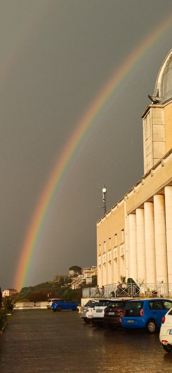 🌈 Un arcobaleno sopra l’Osservatorio Astronomico di Roma 🌈
Uno scatto speciale realizzato ieri pomeriggio davanti all’ingresso della nostra sede, a Monte Porzio Catone, poco dopo un temporale. Quanta bellezza (e fisica!) in questa immagine!