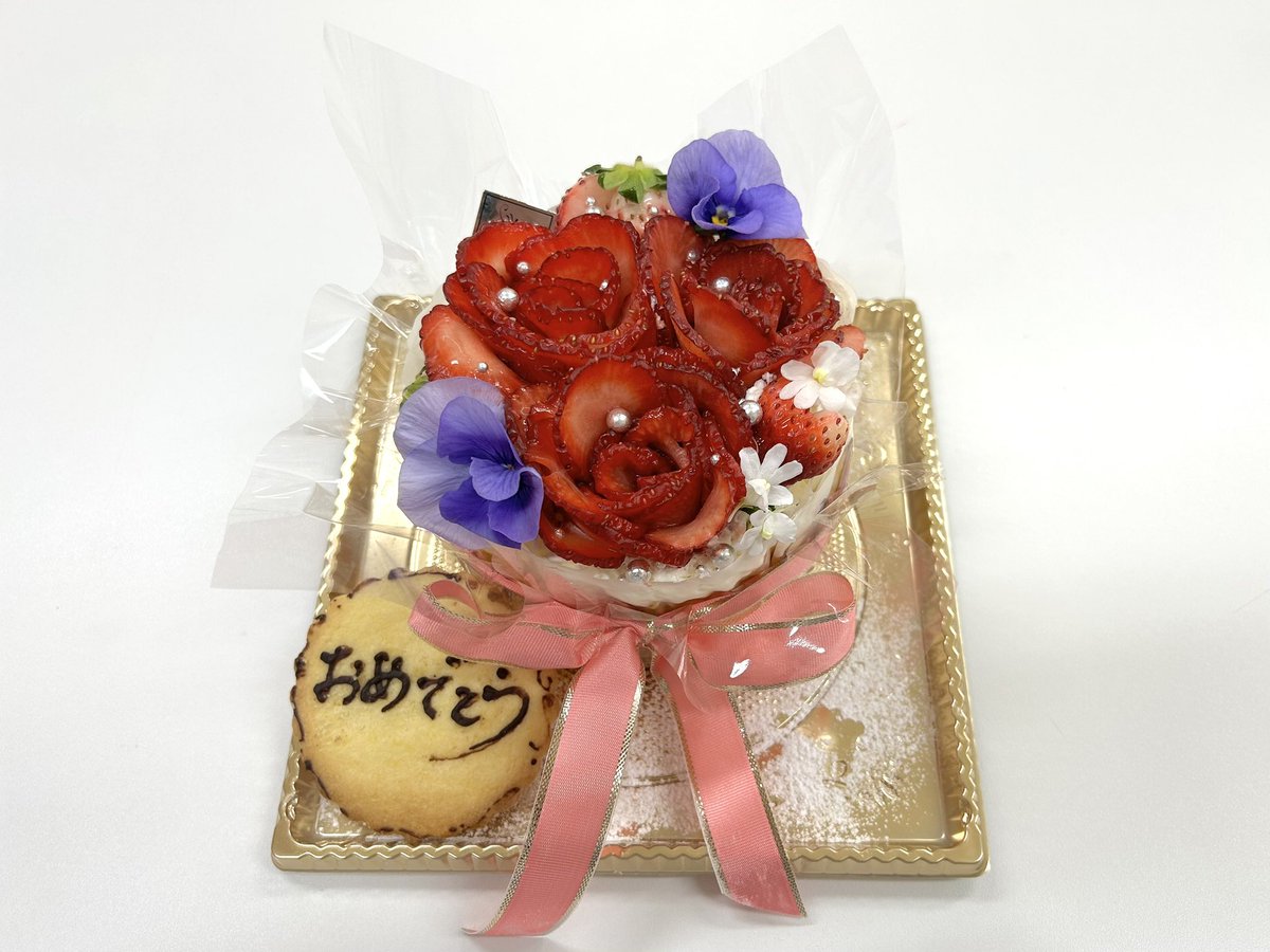 furusatolive's tweet photo. もうすぐ入学・進級シーズン✨
ということで…26日(水)は
🌸春のお祝いにぴったりのスイーツ🌸を
ご紹介しました‼️

チーズケーキ専門店のバスク風チーズケーキに
旬の果物でデコレーションしたケーキ🎂🍓

信州ではお祝い事に鯉を食べる風習があるので
たい焼きではなく…鯉焼き🐟✨

#お祝いスイーツ https://t.co/QaN0N3Lese