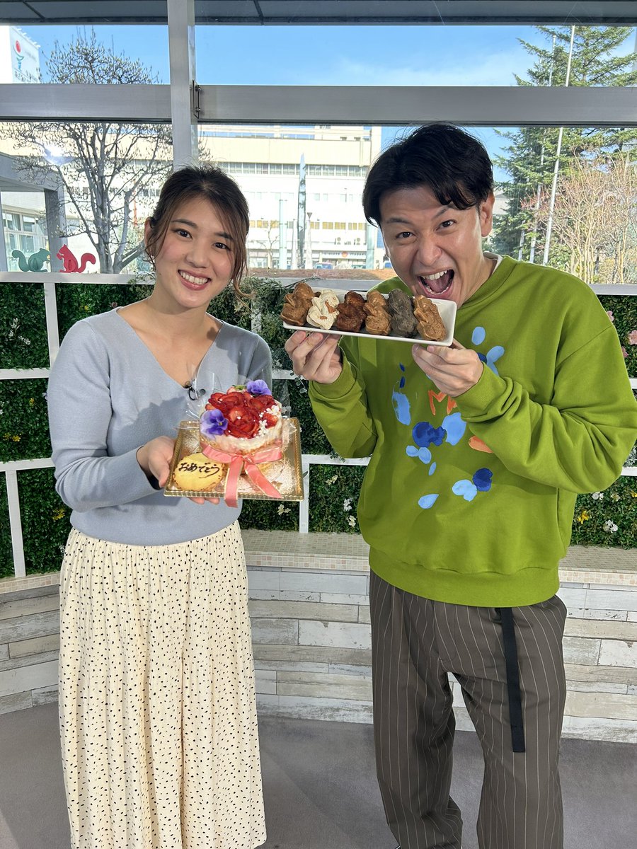 furusatolive's tweet photo. もうすぐ入学・進級シーズン✨
ということで…26日(水)は
🌸春のお祝いにぴったりのスイーツ🌸を
ご紹介しました‼️

チーズケーキ専門店のバスク風チーズケーキに
旬の果物でデコレーションしたケーキ🎂🍓

信州ではお祝い事に鯉を食べる風習があるので
たい焼きではなく…鯉焼き🐟✨

#お祝いスイーツ https://t.co/QaN0N3Lese