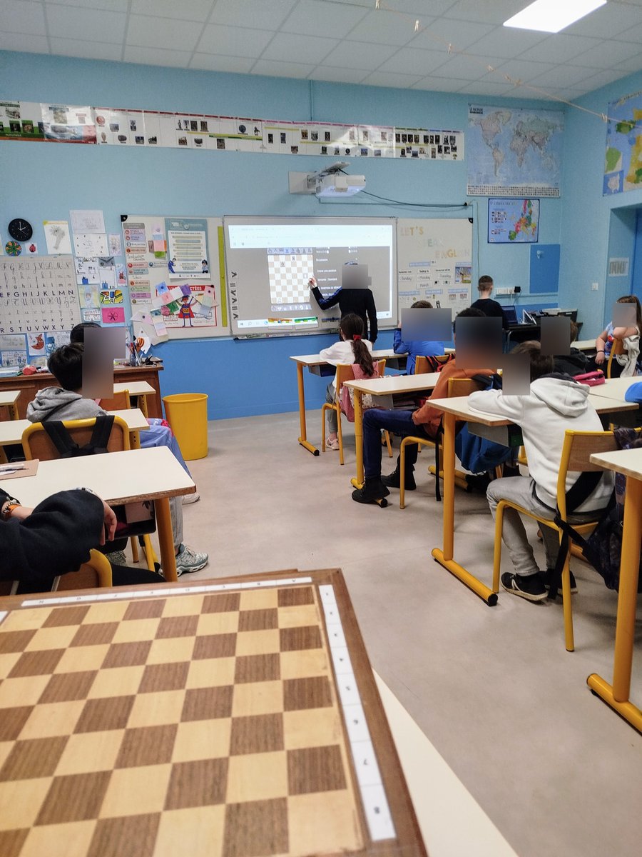 Initiation aux échecs♟️par les élèves du collège George Sand pour deux classes de CM2 à Avord #profdoc #lejeudeladame #échecs <a href="/ffechecs/">Fédération Française des Échecs</a> #liaisoncollègeécole #cdi