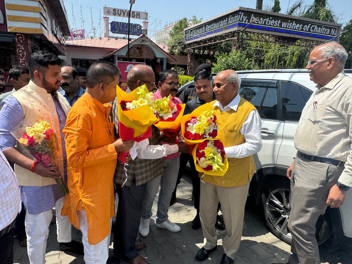 drusawasthi's tweet image. Today; I met Unit Head Phulpur Sh. @sanjaykudesia and other officials on way. Will also visit some villages &amp;amp; societies near plant.